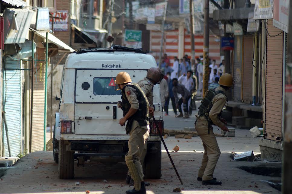 Curfew, communication clampdown continue as authorities foil Anantnag ‘chalo’